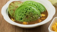 Serabi pandan dengan rendaman kuah gula merah enak ditambah dengan potongan buah nangka. Foto: Instagram@fosserca.supplier