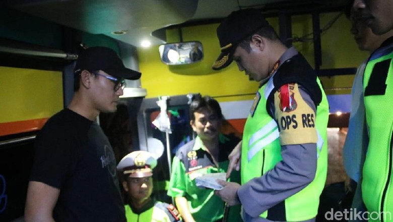 Polisi Geledah Barang Bawaan yang Dicurigai Dibawa untuk Aksi 22 Mei Polisi Geledah Barang Bawaan yang Dicurigai Dibawa untuk Aksi 22 Mei
