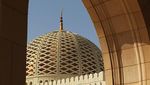 Terpesona Keindahan Masjid Agung Sultan Qaboos di Oman