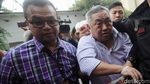 Penampakan Lieus Sungkharisma Dibawa Polisi dengan Tangan Terikat