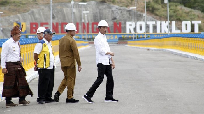 Suasana bendungan Rotiklot yang selesai dibangun oleh Kementerian Pekerjaan Umum dan Perumahan Rakyat (PUPR) di Atambua, Nusa Tenggara Timur, Jumat (17/5/2019). Bendungan Rotiklot dengan manfaat penyediaan air untuk lahan sawah seluas 139 hektare dan 500 hektare untuk palawija serta sebagai pengendalian banjir sekaligus mensuplai air baku untuk masyarakat di sekitar Pelabuhan Atapupu, menurut rencana akan diresmikan oleh Presiden Jokowi Widodo dan Menteri PUPR Basuki Hadimuljono pada (20/5). ANTARA FOTO/Yulius Satria Wijaya/foc.