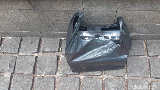 Temuan plastik hitam mencurigakan di depan Kemenko Perekonomian, Senin (20/5/2019)