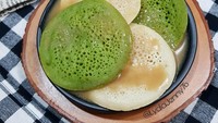 Serabi empuk dengan siraman saus gula bisa jadi pilihan buka puasa enak. Mau? Foto: Instagram@lydiajenny76