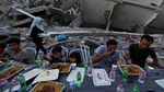 Potret Warga Palestina Buka Puasa di Sekitar Reruntuhan Bangunan