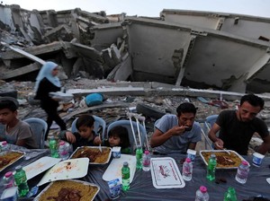 Sedih! Warga Palestina Buka Puasa di Antara Reruntuhan Rumah