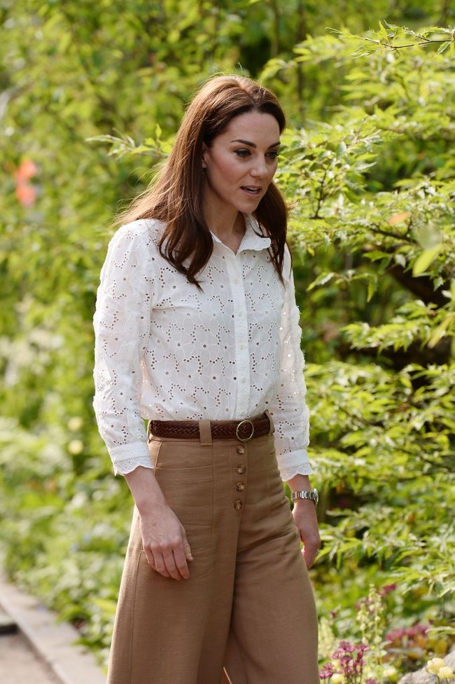 Kali ini, sang Duchess of Cambridge datang dengan gaya yang lebih kasual. Padanan blus putih berbahan brokat seharga M.i.h Jeans seharga 255 poundsterling atau Rp 4,7 juta dengan celana kulot coklat menjadi pilihan Kate. Ia lalu mempermanis gayanya dengan ikat pinggang kulit bergaya vintage. (Foto: Getty Images)