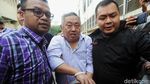 Penampakan Lieus Sungkharisma Dibawa Polisi dengan Tangan Terikat