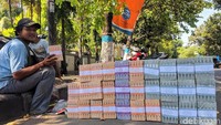 Jasa penukaran uang pecahan jadi salah satu yang paling dicari menjelang lebaran. Sejumlah warga pun mulai menjajakan jasa penukaran uang di jalan-jalan Kota Lamongan, Jawa Timur, Senin (20/5/2019).