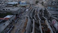Sejumlah bangunan nampak rusak dan tak lagi digunakan usai menjadi target serangan udara militer Israel.