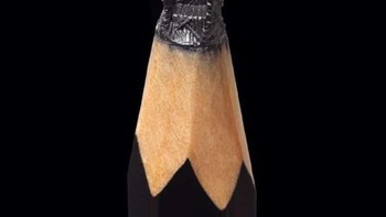 Salavat mengatakan material pensil dipilihnya setelah mengeksplorasi dengan biji-bijian dan kotak korek api. Menurutnya, pensil sangat rapuh sehingga membuatnya tertarik menggunakan.  (Foto: Instagram/salavat.fidai)