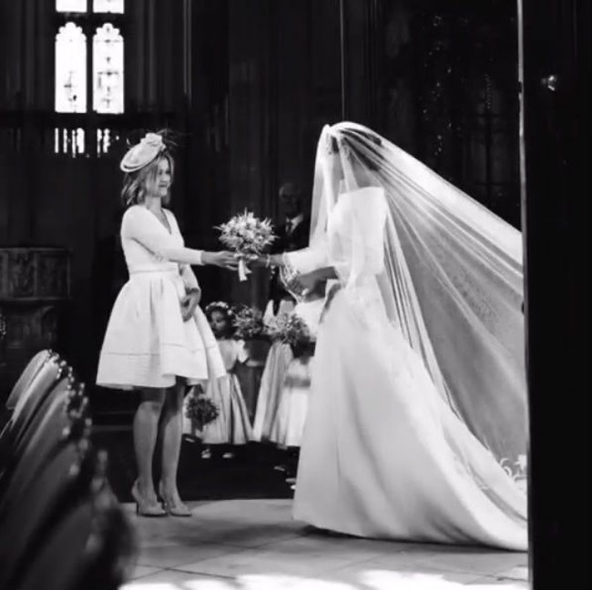 Sekertaris pribadi Ratu Elizabeth, Samantha Cohen membawakan Meghan buket bunganya. Foto: Dok. Instagram/Sussex Royal
