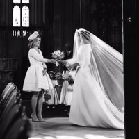 Sekertaris pribadi Ratu Elizabeth, Samantha Cohen membawakan Meghan buket bunganya. Foto: Dok. Instagram/Sussex Royal