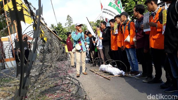 Aksi mahasiswa di depan KPU Surakarta.