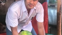 Lagi berperan sebagai anak sekolah, Guntur mengenakan seragam SMA. Ia juga terlihat tengah sibuk menata buah semangka dan melon.  Foto: instagram @gunturtriyoga