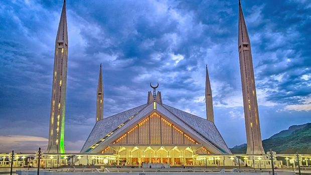 Bangunan masjid identik dengan kubah dan menara tinggi yang mengelilinginya. Namun, Masjid Faisal di Pakistan punya bentuk unik nan menarik. Penasaran?
