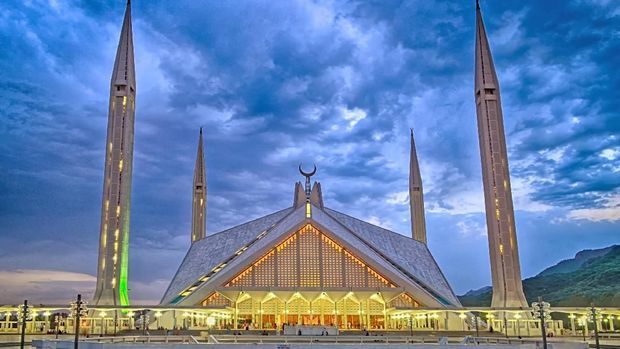 Masjid Faisal Bangunan masjid identik dengan kubah dan menara tinggi yang mengelilinginya. Namun, Masjid Faisal di Pakistan punya bentuk unik nan menarik. Penasaran?