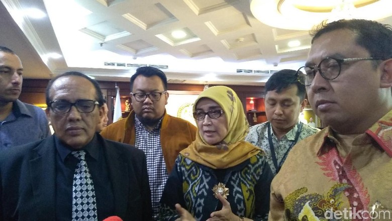Bertemu Fadli Zon, Istri Harap Eggi Sudjana Diberi Penangguhan Penahanan Bertemu Fadli Zon, Istri Harap Eggi Sudjana Diberi Penangguhan Penahanan