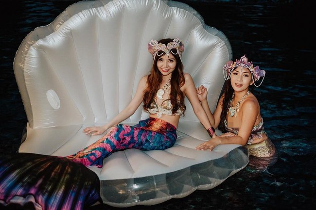 Ia bahkan menyewa putri duyung profesional untuk meramaikan acara bachelorette yang diadakan oleh teman-teman Rachel. Dalam acara itu semua bridesmaid memakai ekor putri duyung dan perhiasan mewah. Foto: instagram @rachelbambi