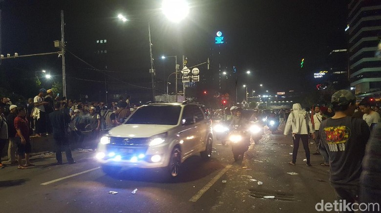 Pendemo Bubar, Lalin MH Thamrin Kembali Dibuka Pendemo Bubar, Lalin MH Thamrin Kembali Dibuka