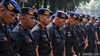 Para personel Brimob doa bersama sebelum melakukan penjagaan di sejumlah objek vital.