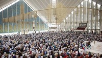Masjid yang dibangun di atas lahan seluas 5 ribu meter persegi ini mampu menampung hingga 274 ribu jemaah yang terbagi dengan 10 ribu jemaah di dalam ruang salat, 24 ribu jemaah di portico, 40 ribu jemaah di halaman, dan 200 ribu dalam halamannya. Saiyna Bashir/Reuters.