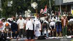 Demo Berhenti Sejenak, Massa Salat Berjemaah di Depan Bawaslu