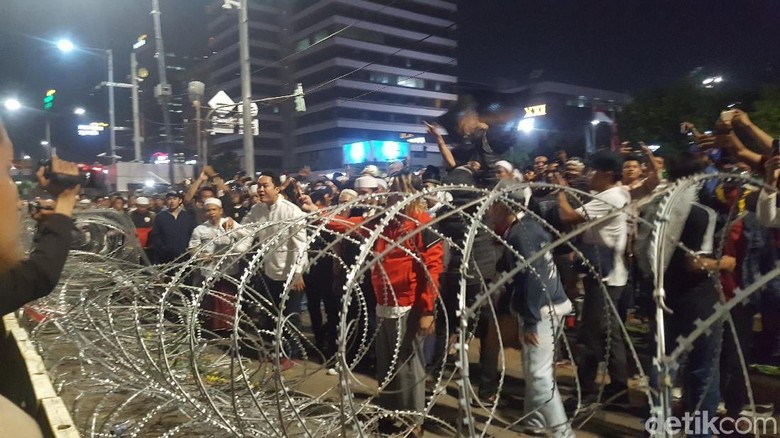 Ricuh di Depan Bawaslu, Polisi Amankan Sejumlah Pendemo Ricuh di Depan Bawaslu, Polisi Amankan Sejumlah Pendemo