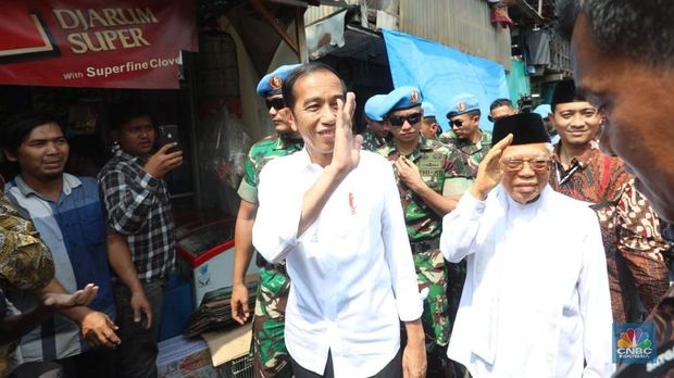 Jokowi dan Ma'ruf Amin menyapa warga usai pidato kemenangan di Kp Deret Johar Baru, Selasa (21/5). (CNBC Indonesia/Muhammad Sabki)