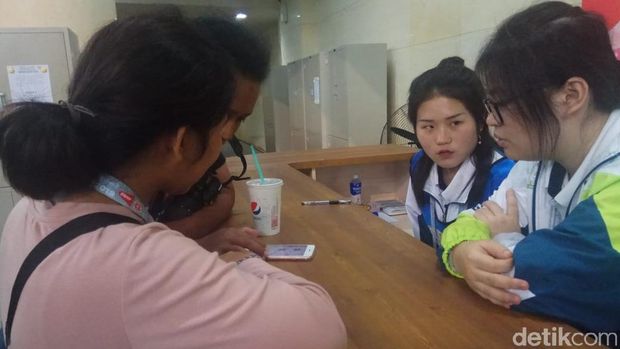 Sukarelawan tengah membantu pewarta