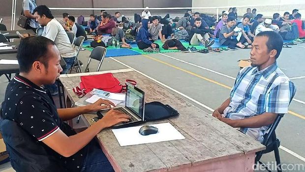 Proses pendataan 87 orang yang diamankan di Madiun/