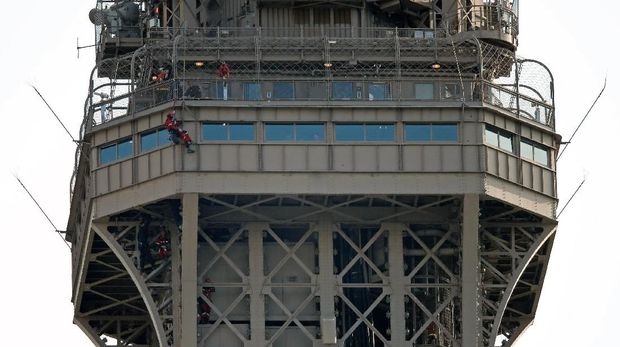 Petugas pemadam Paris berupaya membujuk pria yang panjat Menara Eiffel
