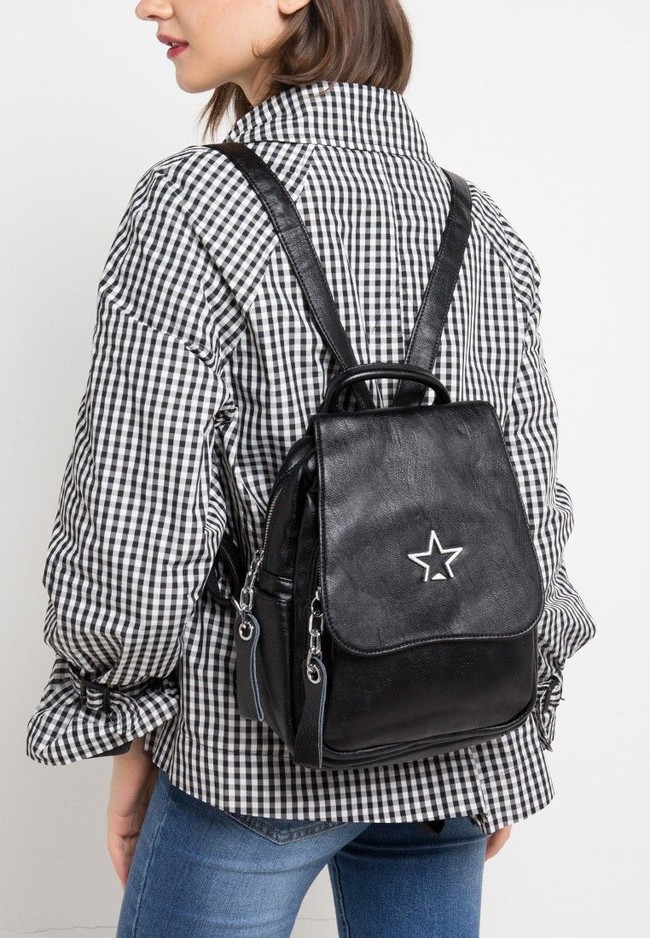 Lebih butuh backpack yang nantinya bisa dipakai di keseharian? Di Zalora, tas hitam simpel Paula dengan aksen bintang dari brand Ismot ini sedang diskon dari Rp 928 ribu menjadi Rp 232 ribu. Foto: Zalora