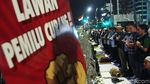 Momen Massa Salat Isya dan Tarawih di Depan Bawaslu