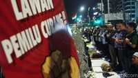 Polisi sendiri mengamankan aksi ini.