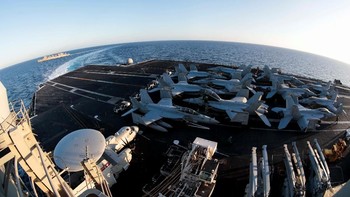 Deretan pesawat tempur, helikopter dan pesawat pengintai terlihat memenuhi deknya.  Foto: Reuters