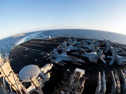 Potret Kapal Induk Nuklir AS Pamer Kekuatan di Laut Arab