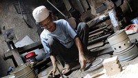 Kebijakan pemerintah dalam mengonversi penggunaan minyak tanah ke gas elpiji membuat usaha pembuatan kompor minyak gulung tikar. Kendati begitu, di antara puing-puing bisnis tersebut, masih ada Kurdi (69) yang masih bertahan membuat kompor minyak hingga kini.