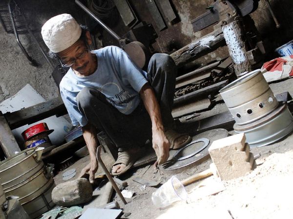 Perajin Kompor Minyak Tetap Bertahan di Era Modern