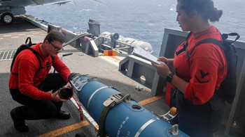 Angkatan Laut sedang memeriksa sebuah bom yang jadi salah satu senjata di USS Abraham Lincoln. Foto: Reuters