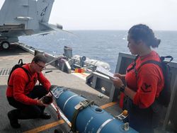 Potret Kapal Induk Nuklir AS Pamer Kekuatan di Laut Arab