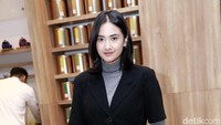 Nadya tampil cantik dan kece dengan busana hitam dan abu-abu. Pool/Palevi S/detikFoto.