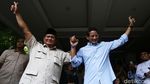 Salam Dua Jari, Prabowo-Sandi Tolak Hasil Pilpres 2019