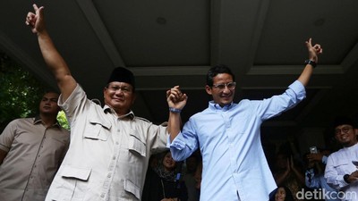 Salam Dua Jari, Prabowo-Sandi Tolak Hasil Pilpres 2019