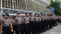 Sejumlah petugas polisi berjaga di depan gedung Bawaslu, Jakarta, Senin (21/5/2019).