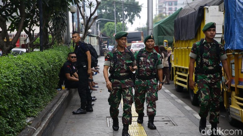 Lewati Kerumunan Massa Aksi 22 Mei, TNI Diteriaki Bersama Rakyat Lewati Kerumunan Massa Aksi 22 Mei, TNI Diteriaki Bersama Rakyat