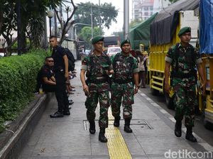 Lewati Kerumunan Massa Aksi 22 Mei, TNI Diteriaki Bersama Rakyat