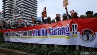 Massa yang berdemo menolak kecurangan pemilu ini datang dari berbagai titik yakni dari arah Monas, Gondangdia dan Kebon Sirih.