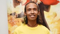 Mungkin ini yang namanya jurus senyuman maut ya Kang Yayan? Pool/Noel/detikFoto.