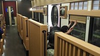 Kereta dengan interior unik itu hadir untuk melayani Hankyu Railway yang menghubungkan Kyoto dan Osaka terhitung Maret 2019 (Twitter)