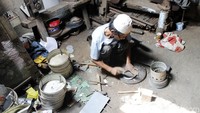 Di gudang rumahnya, Kurdi berjibaku membuat kompor minyak selama kurang lebih 10 tahun. Sebelum menjadi perajin, dia sempat bekerja di pabrik kompor di kawasan Curug Muyung. Namun pabrik tersebut bangkrut setelah ada kebijakan mengganti minyak ke elpiji.